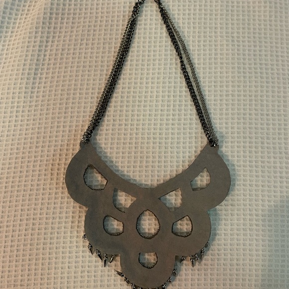 Stella and Dot Bib Necklace. - Picture 2 of 3